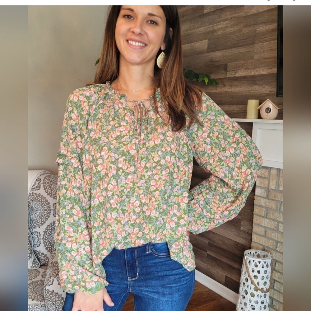 Chic Green and Pink Blouse with Elegant Design